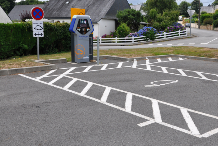 Bornes de recharge électrique accélérée