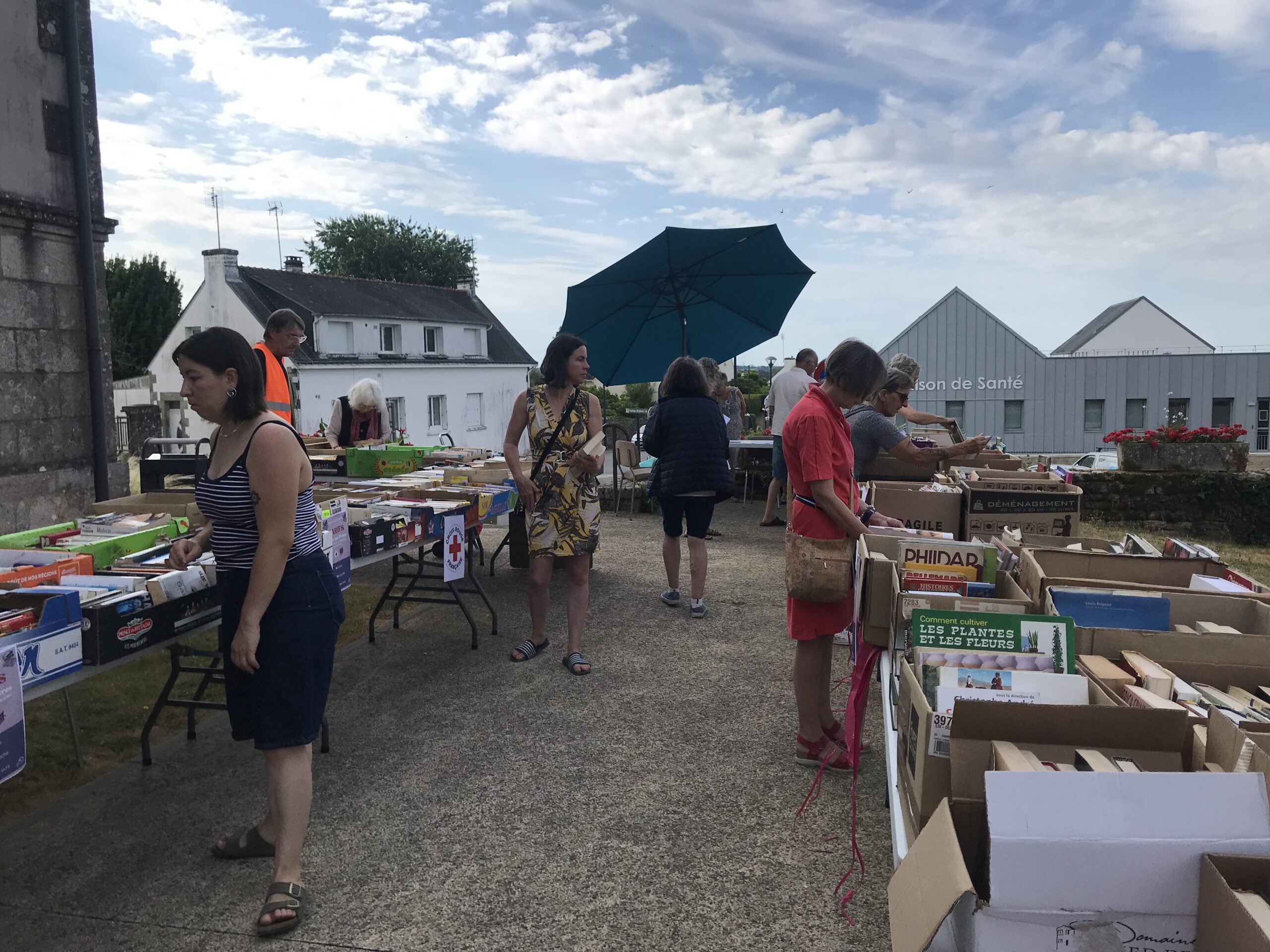 ! Le samedi 27 juin 2026, la médiathèque a organisé une vente de documents au profit de la Croix-Rouge et des Restos du Coeur !